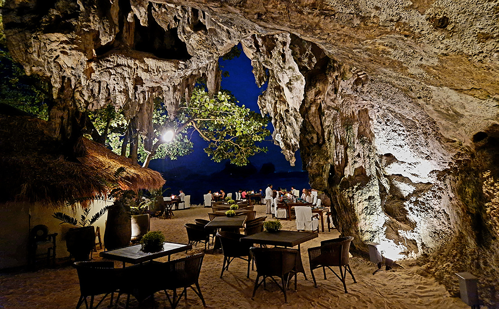 Im "Grotto" speist man direkt unterm Felsdach einer uralten Höhle. © Thailand-Lifestyle.com by Nathalie Gütermann