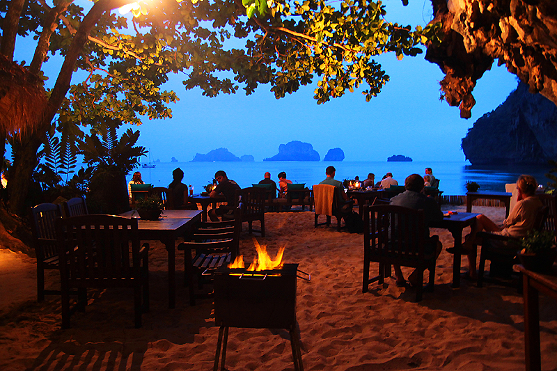 Ist das nicht ein Traum? Dinner im Höhlenrestaurant direkt am Meer. © Thailand-Lifestyle.com by Nathalie Gütermann
