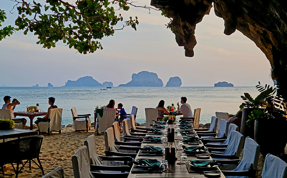 Traumblick auf vorgelagerte Krabi-Inseln im "Grotto"-Restaurant. © Thailand-Lifestyle.com by Nathalie Gütermann