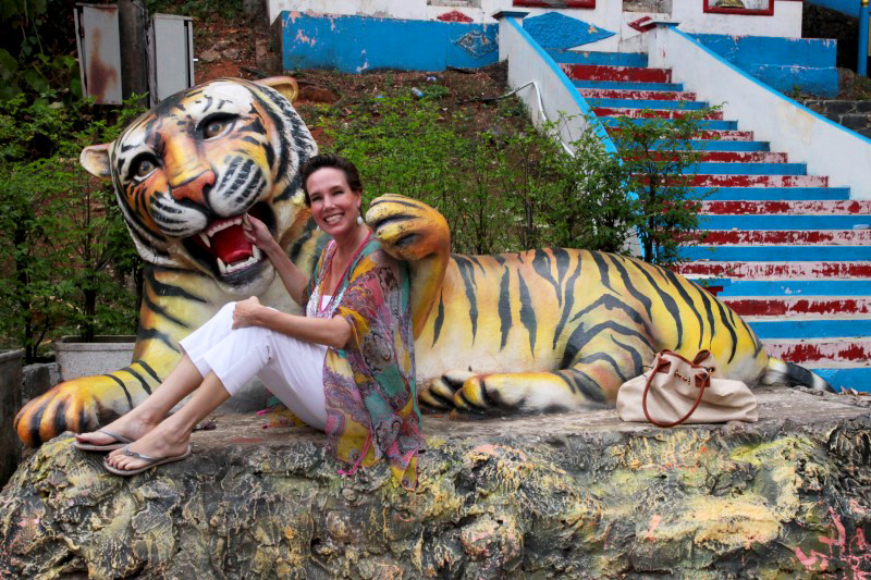 Nathalie im "Tigerhöhlen-Kloster" in der Krabi Provinz. Alle Fotos in Text & Bildergalerie: © Thailand_lifestyle.com by Nathalie Gütermann
