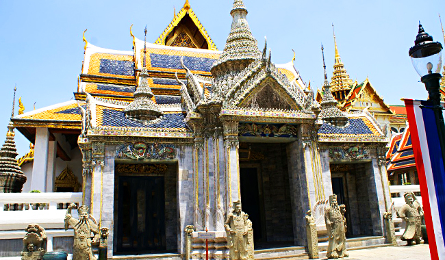 Thailand Lifestyle präsentiert: Grand Palace - Die 10 wichtigen Highlights. Eingang zur Amarin Winichai Throne Hall