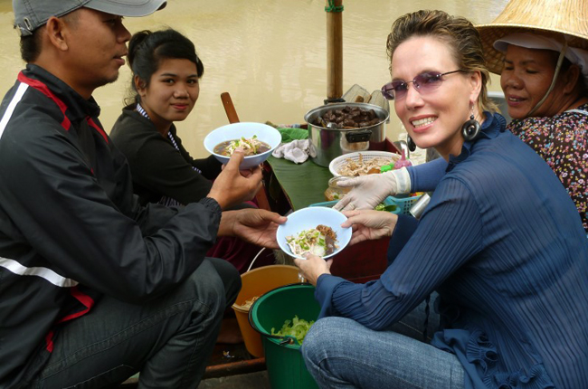 Nathalie Gütermann hat Alfons Schubeck über den Garküchenmarkt "Bang Nam Phueng Floating Market" geführt. 