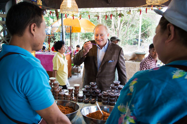 Der deutsche Meisterkoch Alfons Schuhbeck auf dem Garküchenmarkt "Bang Nam Phueng Floating Market" in Phra Pradaeng