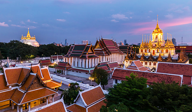 Thailand Lifestyle präsentiert: den Loha Prasat ("Metal Palace"). Links im Hintergrund: der "Golden Mount"