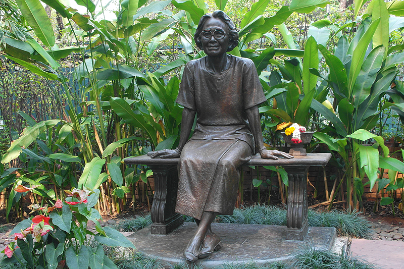 Die Statue von Prinzessin Srinagarindra im "Princess Mother Memorial Park" in Thonburi