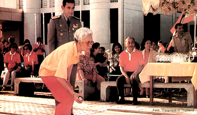 Prinzessin Srinagarindra beim geliebten französischen Boule-Spiel in Thailand