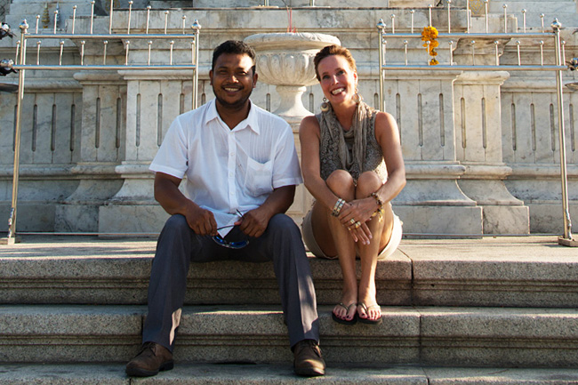 Nathalie Gütermann und Bangkok-Kenner "Khun O" beim Königsdenkmal vor dem "Loha Prasat"