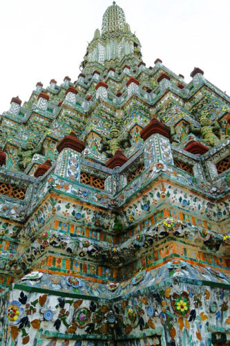 Der Tempel besteht aus Millionen Porzellanscherben, Muscheln und Glasstücken