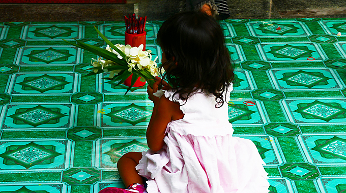 In den Wat Hua Lamphong kommen viele Thai Familien. Auch Kinder lernen frühzeitig die Buddha-Lehren.