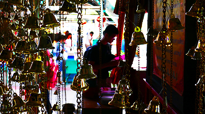 Gongs und Glocken vertreiben "das Böse" im Leben... die Thais glauben fest daran.