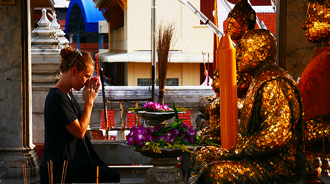 Auch Ausländer, die den buddhistischen Glauben praktizieren, kommen am liebsten in den Wat Hua Lamphong