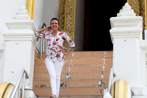 Nathalie Gütermann vor dem "Wat Phitchaya Yatikaram" in Thonburi