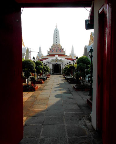 Haupteingang zum "Wat Phitchaya Yatikaram" in Thonburi