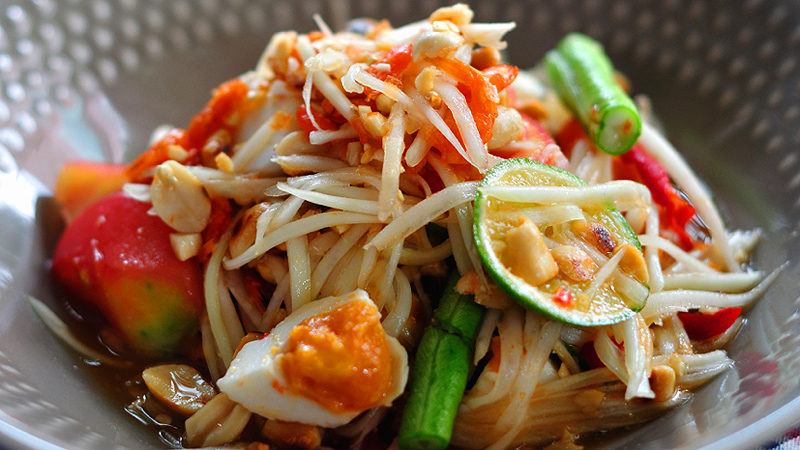 Street Food Spezialität: Papaya Salat im "Somtum Der"