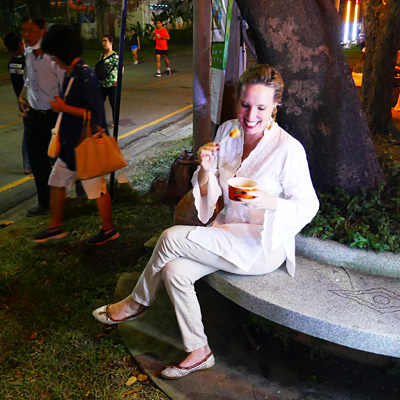 Nathalie genießt Street Food beim Thailand Tourism Festival 2019 (TTF) im Lumpini Park