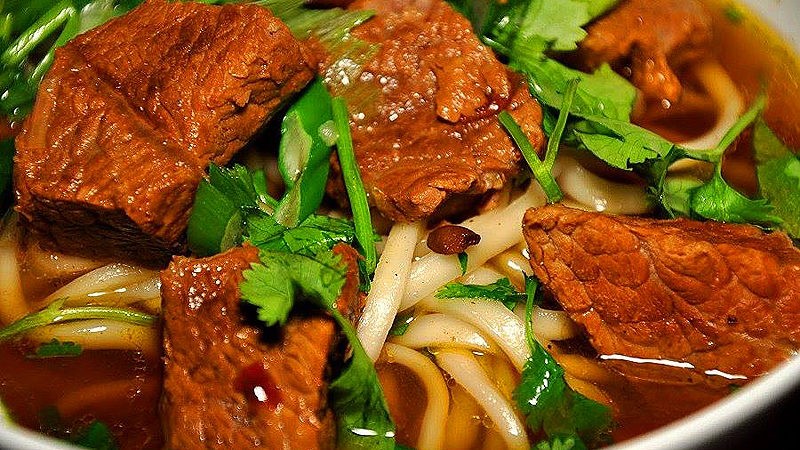 Street Food Spezialität: Rindfleischsuppe im Wattana Panich
