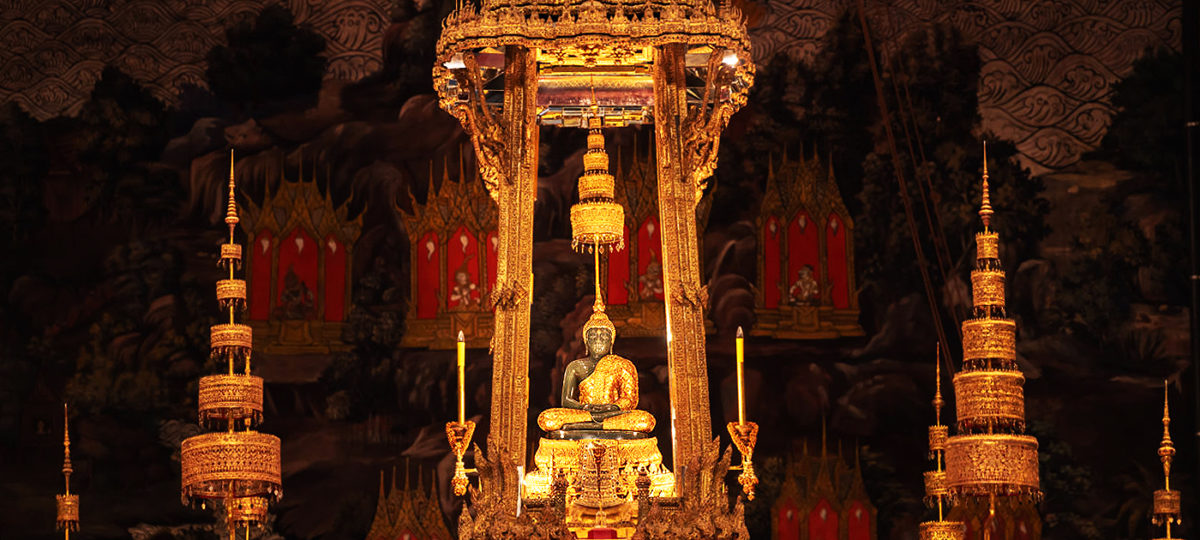 Wat Phra Kaeo: Roben für den Smaragd-Buddha