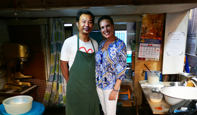 Nathalie Gütermann beim Besuch einer traditionellen Bäckerei. Hier mit Besitzer Khun Teepakorn Sudjitjul 