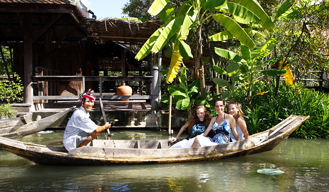 Bootsfahrt durch das Thai Village auf dem Siam Niramit Gelände