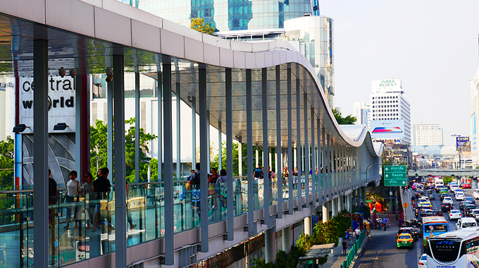 Der Skywalk, der von "Central World" direkt zur Platinum Mall im Pratunam District führt