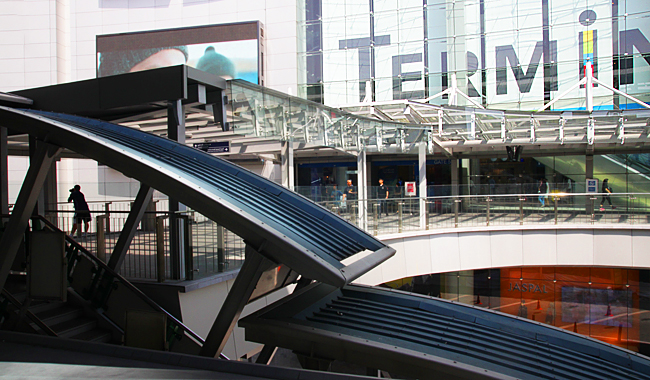 Ein Skywalk verbindet die BTS Asoke mit dem Terminal 21