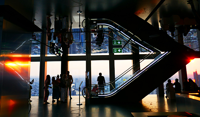Indoor: Verglaster Panoramablick im 74. Stock des Mahanakhon Tower.