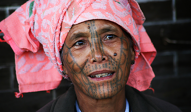 Eine Frau des Chin-Volkstammes in Myanmar mit legendärem Gesichts-Tattoo