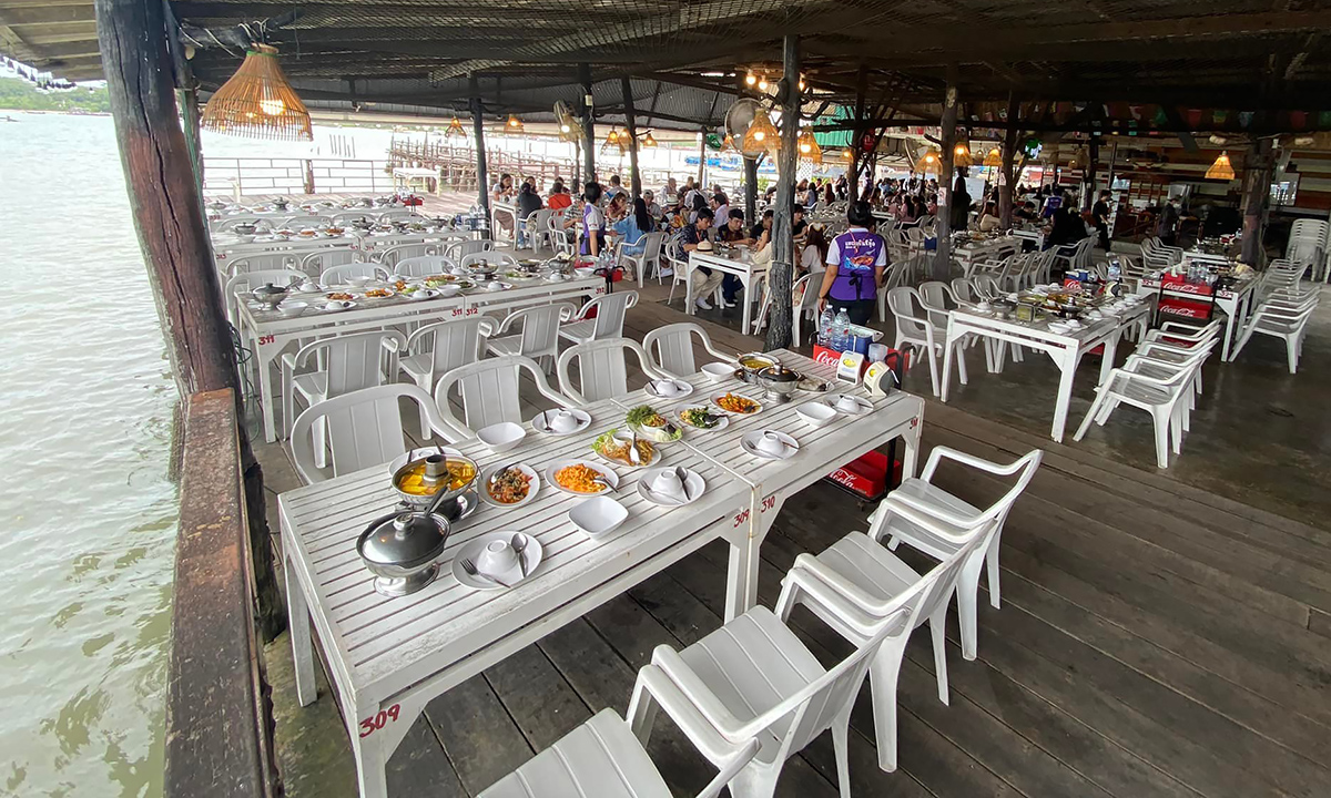 Typisch thailändische Atmosphäre im "Laem Hin Seafood Restaurant" an Phukets Ostküste. 