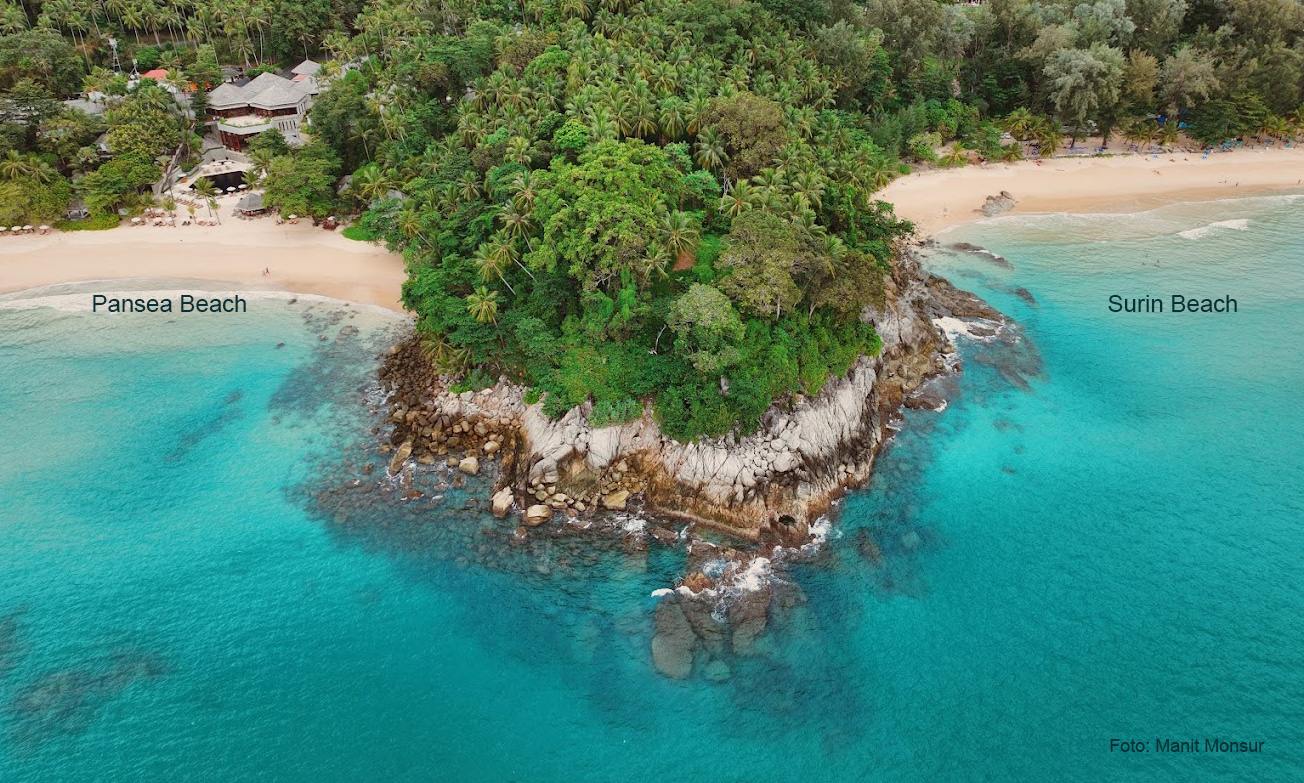 Der Pansea Beach im Cherngtalay Distrikt grenzt an den Surin Beach. Eine Felseninsel bildet eine natürliche Barriere zwischen den beiden.