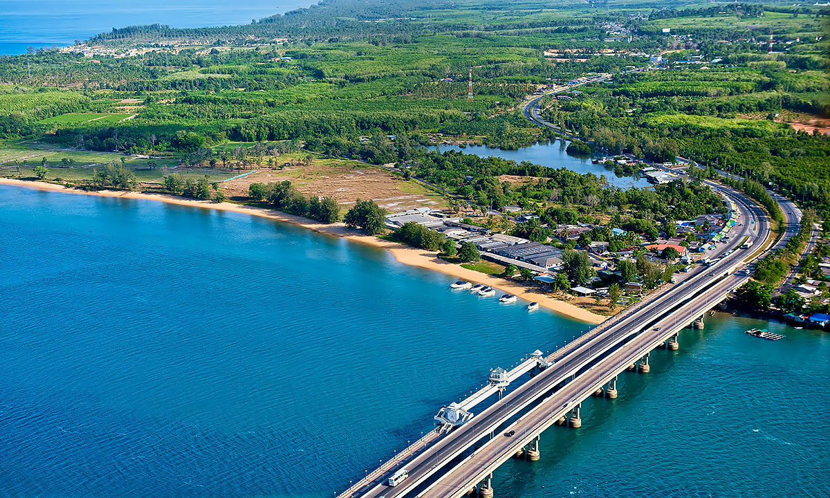 Luftaufnahme der Sarasin Brücke, die das Festland mit der Insel Phuket verbindet. © Foto: TAT