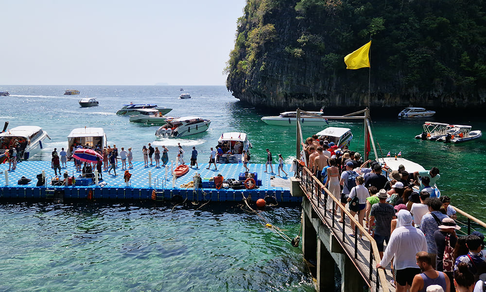 Trotz neuen Regeln: Besucherandrang am Loh Samah Pier.