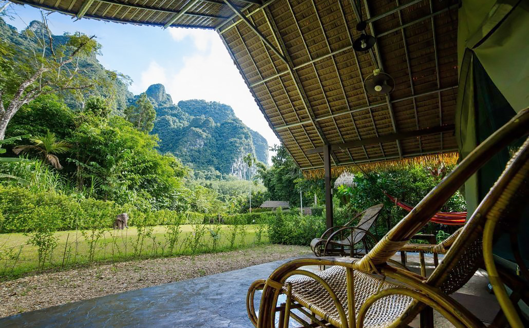 Privat-Terrasse vor unserem Zelt im "Elephant Hills". Foto © Thailand-Lifestyle.com by Nathalie Gütermann
