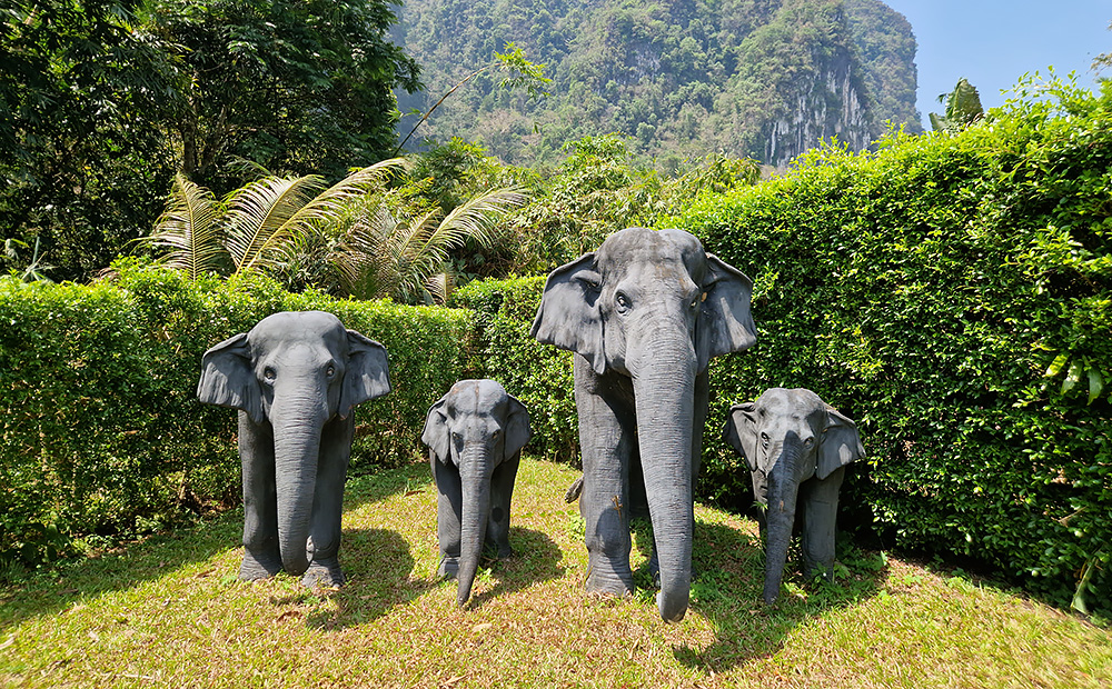 Elefanten-Skulpturen im Park des "Elephant Hills"-Resort. Foto © Thailand-Lifestyle.com by Nathalie Gütermann