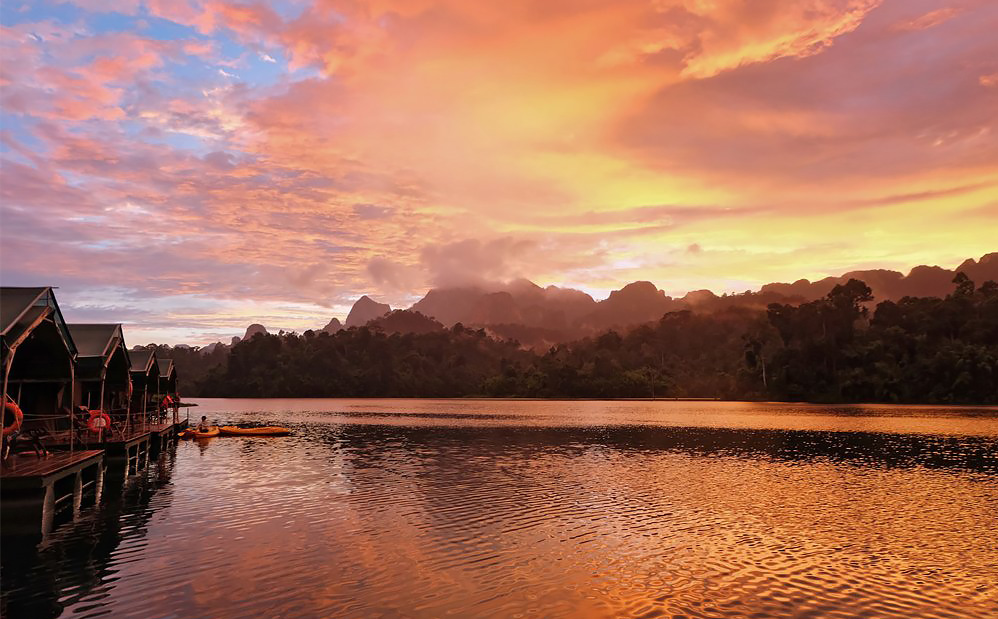 Traumhafter Sonnenuntergang auf dem Cheow Lan Lake in Khoao Sok. Foto © Elephant Hills.