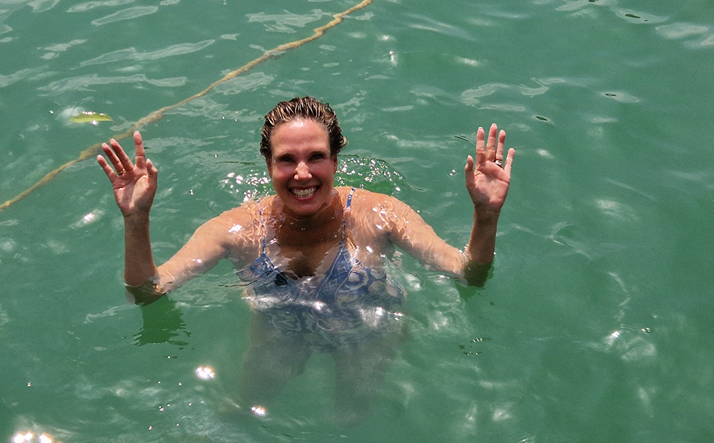 Willkommene Abkühlung: Nathalie schwimmt im Cheow Lan Lake. Foto © Thailand-Lifestyle.com by Nathalie Gütermann