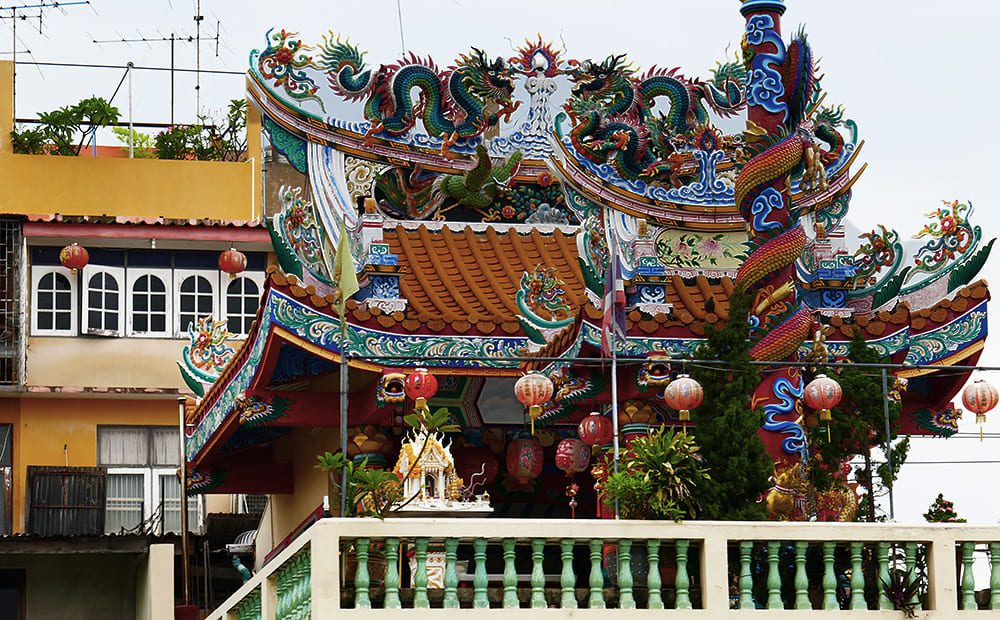 Chinesischer Tempel auf dem Hausdach in Ayutthaya. Foto: © Thailand-Lifestyle.com by Nathalie Gütermann 
