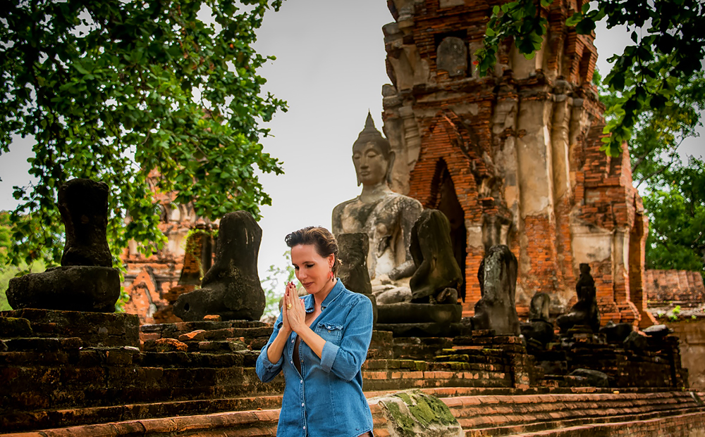Nathalie in der historischen Tempelstadt Ayutthaya. Foto: © Thailand-Lifestyle.com by Nathalie Gütermann 