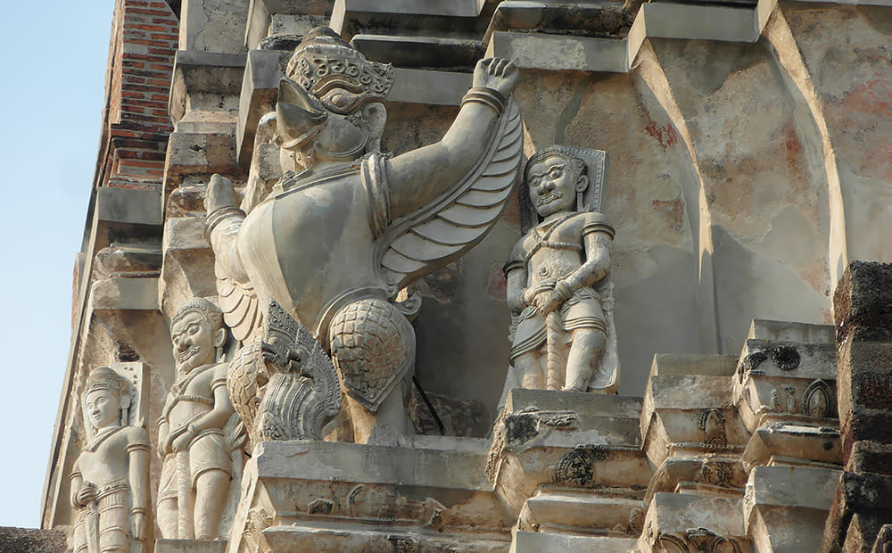 Perfekt restaurierte Skulptur an der Fassade des Antiktempels Wat Ratchaburana. Foto © Thailand-Lifestyle.com by Nathalie Gütermann 