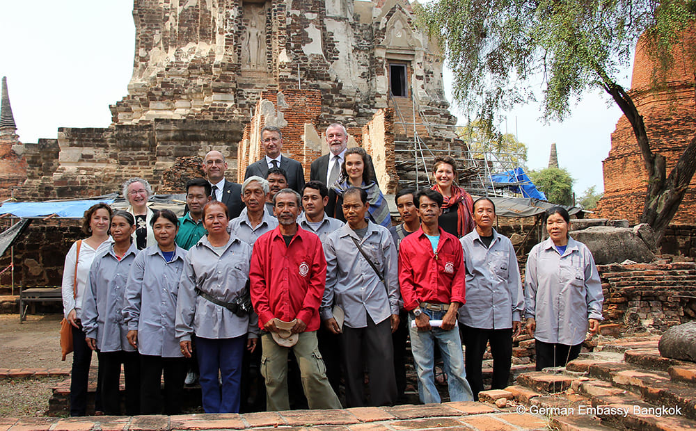 "Es ist vollbracht"! Das deutsche und thailändische Restaurierungs-Team vor dem Antiktempel in Ayutthaya. Foto © H. Leisen/Deutsche Botschaft Bangkok